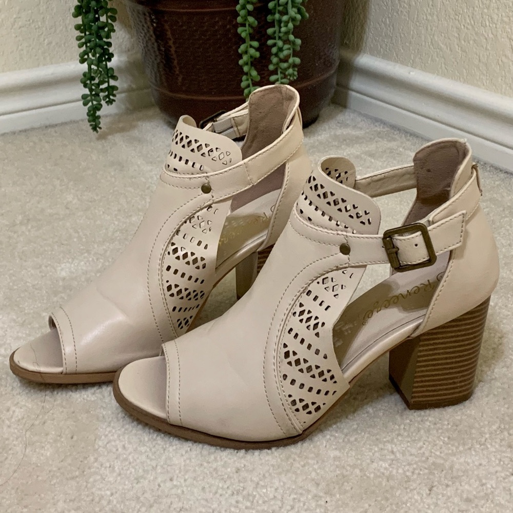 Slightly worn, off white size 9 Reneeze heels.